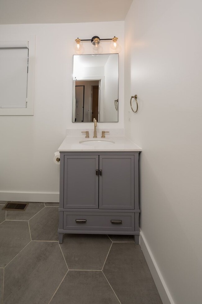 Building Photo - **ABSOLUTELY STUNNING TOP-TO-BOTTOM RENOVA...