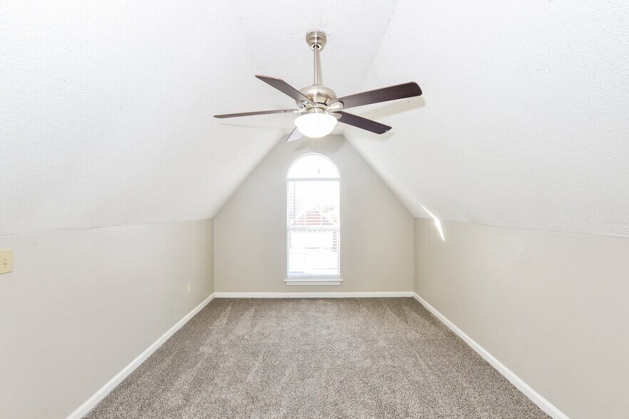 Building Photo - 8180 Cross Point Dr