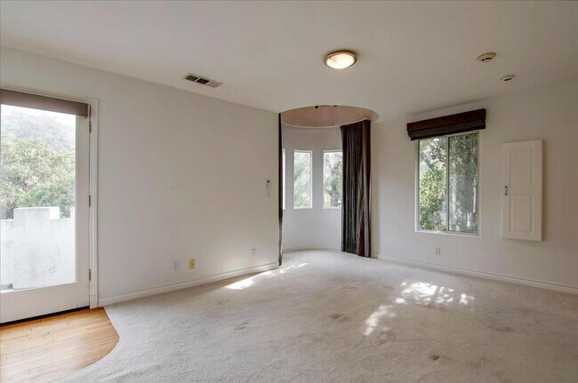 Building Photo - 8527 Wonderland Ave