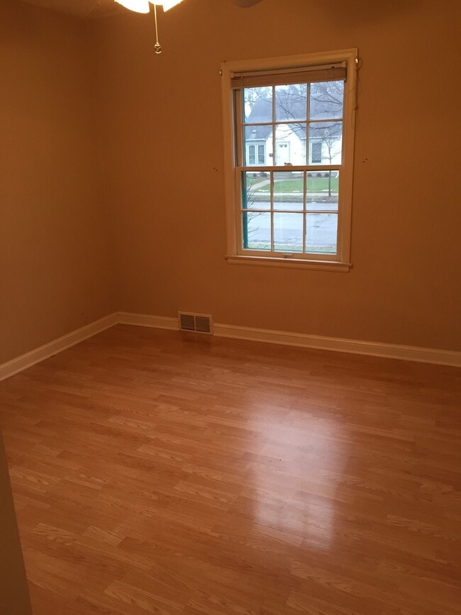 Building Photo - Gorgeous 3 Bedroom 1 Bathroom Home in St. Paul!