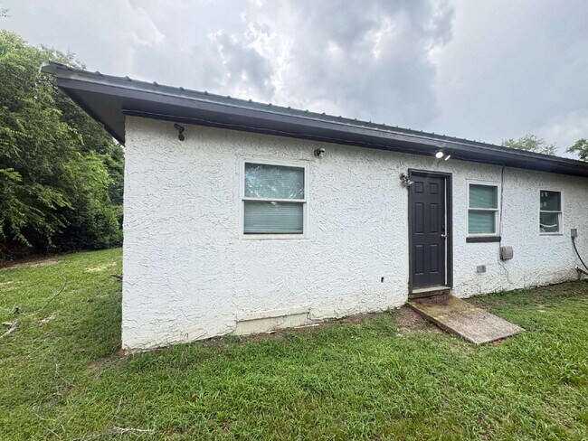 Building Photo - Open floor plan, four-bedroom two-bathroom with washer and dryer
