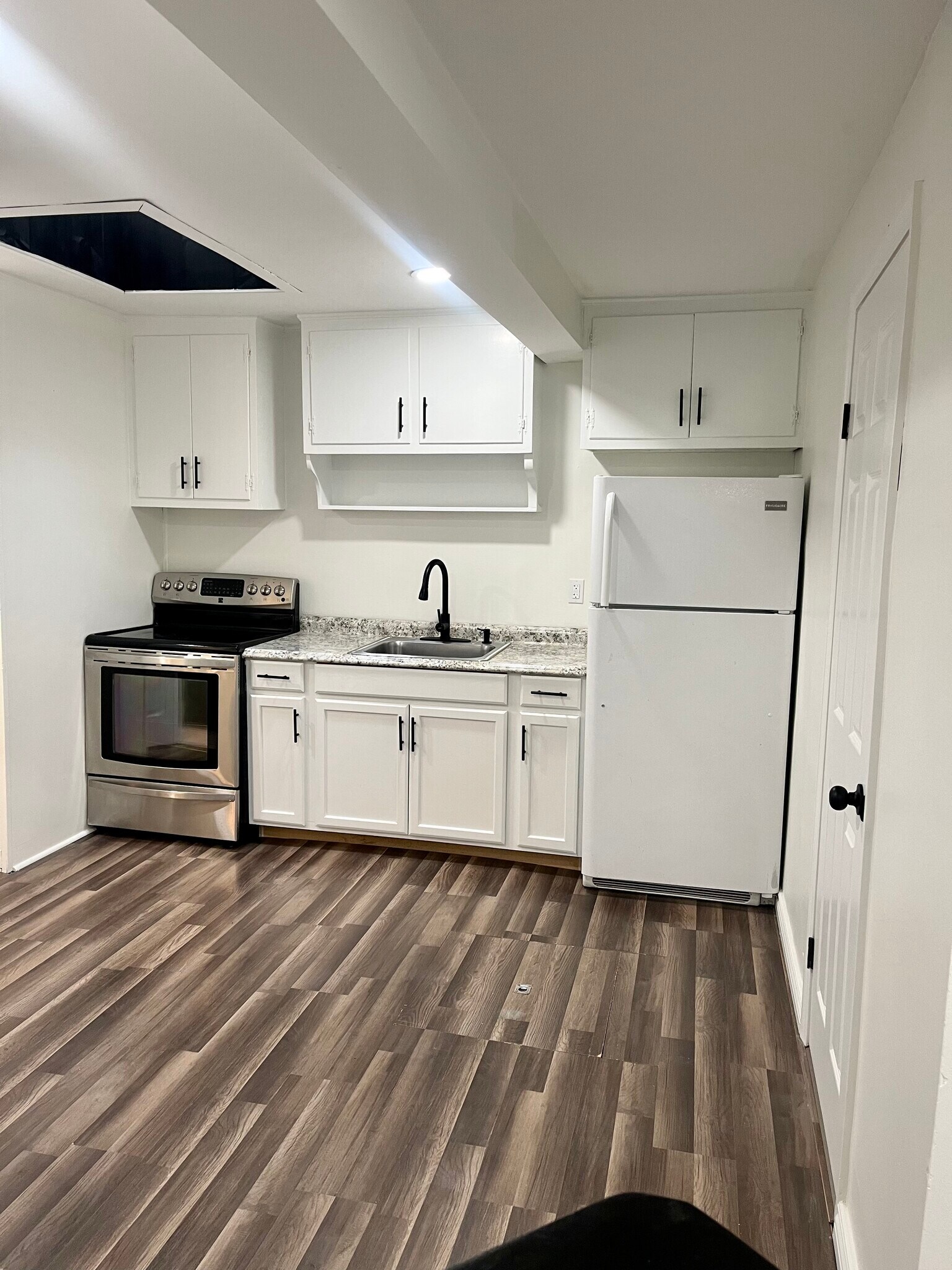 Building Photo - 39 School House Rd