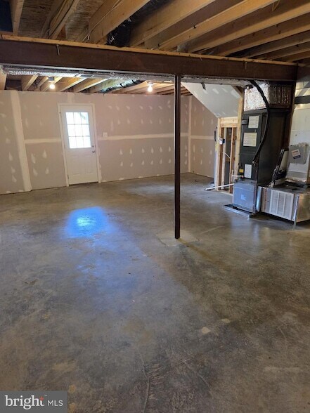 Building Photo - 102 Spring Pl