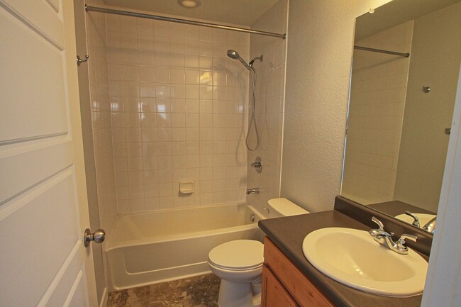 Building Photo - 5 bed 3.5 bath home in the Meadows