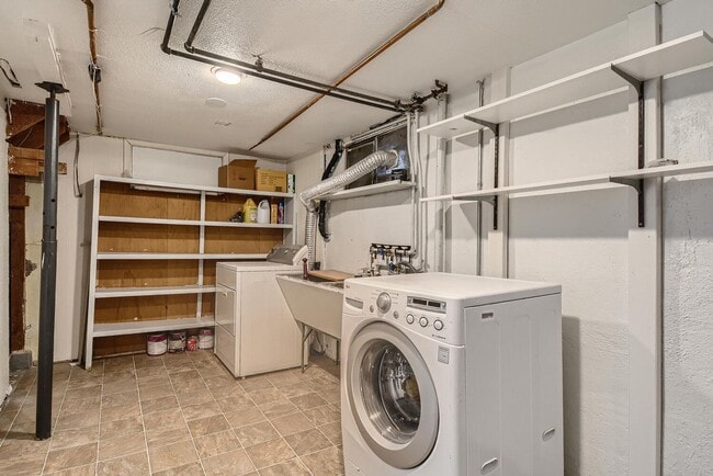 Building Photo - Spacious 4 Bed | 2 Bath Home Near Sloan’s ...