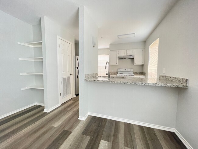 Kitchen Area - 1006 W Kelly Ave