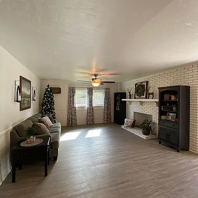 Building Photo - Modern Comfort Meets Classic Charm – Spacious Alachua Rental