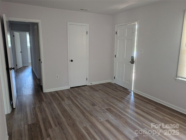 Building Photo - 6542 Rosecran Dr