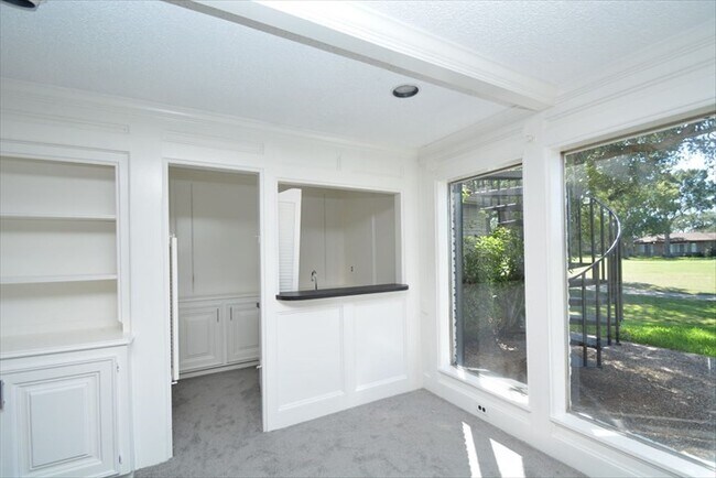 Building Photo - 538 Longview Dr