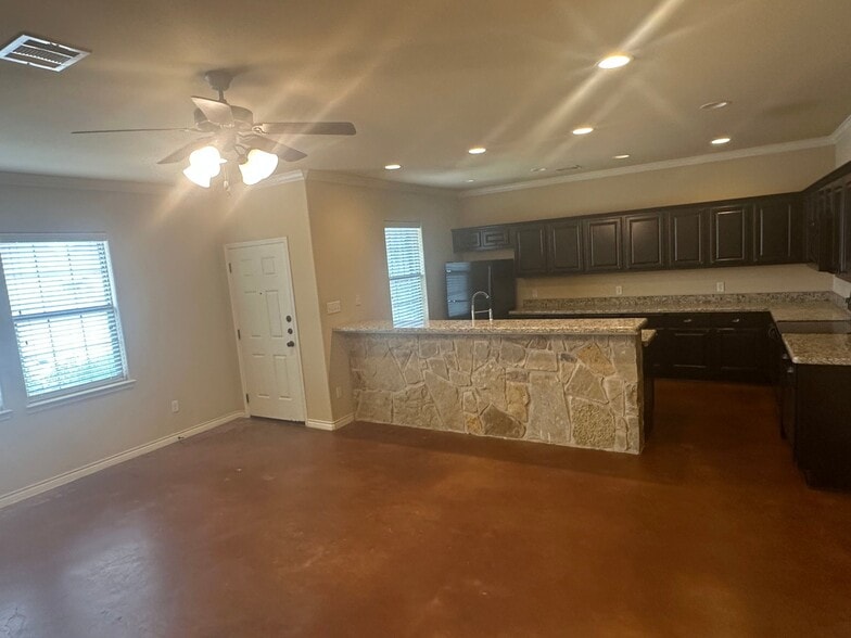 Building Photo - 402 Baby Bear Dr