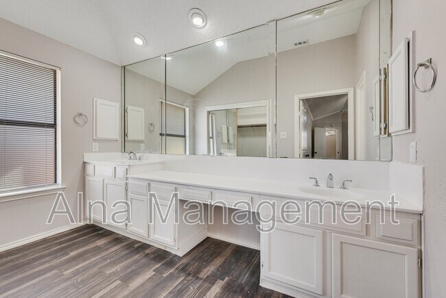 Building Photo - 1812 Medina Dr