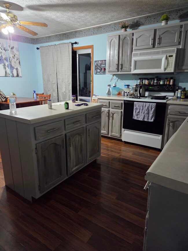 Building Photo - 116 Hidden Valley Dr