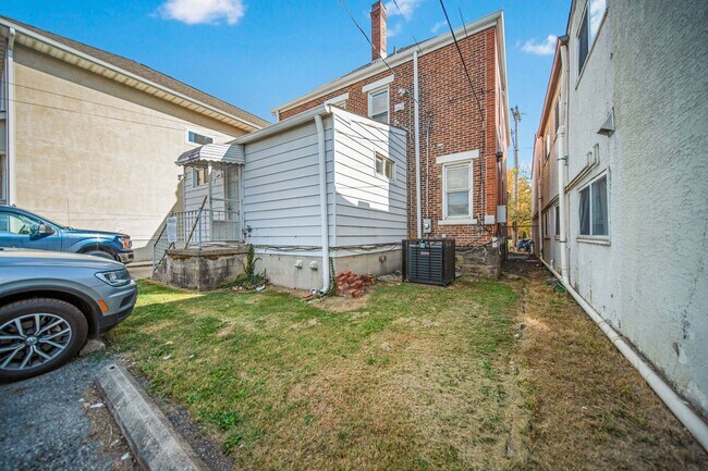 Building Photo - Massive 10 Bedroom Newly Renovated House P...
