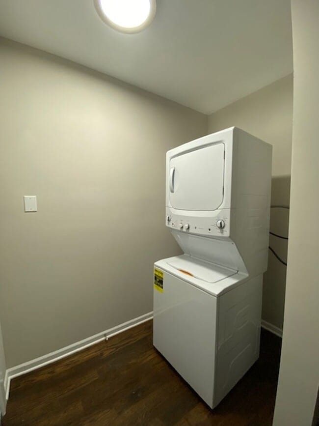 Building Photo - Newly Renovated Modern 3- Bedroom Apartment