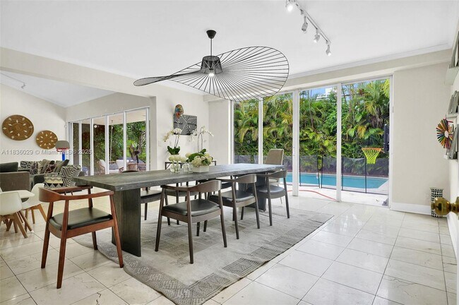 Building Photo - 5555 La Gorce Dr