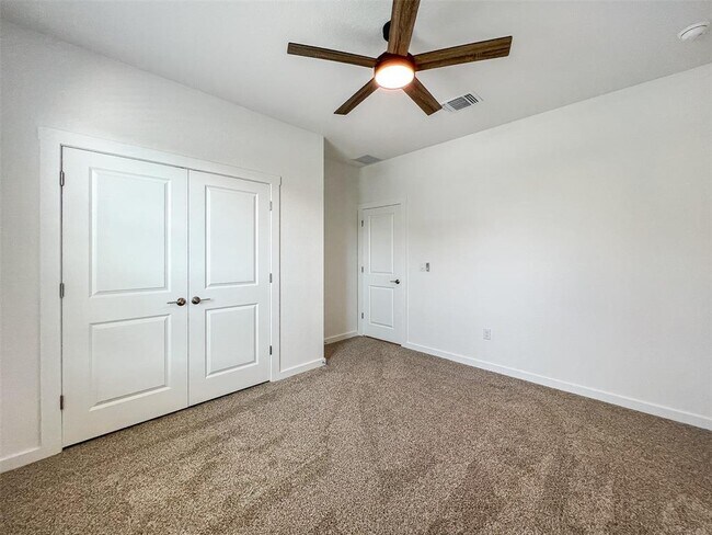 Building Photo - 1829 Walnut Grv Bnd