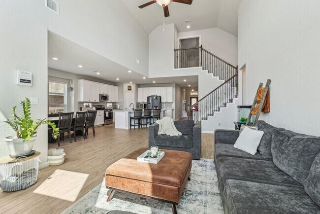 Building Photo - Spacious 1.5 Story Home with a Versatile F...