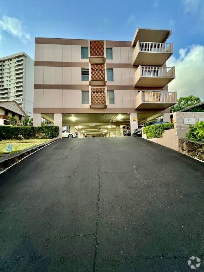 Building Photo - Spacious 1Bed 1Bath 1Parking Stall With La...