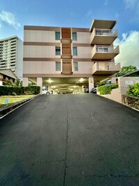 Building Photo - Spacious 1Bed 1Bath 1Parking Stall With La...