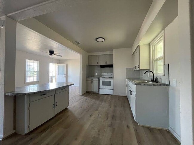 Building Photo - Lamesa Luxe Retreat – Modern Comfort Meets Small-Town Charm