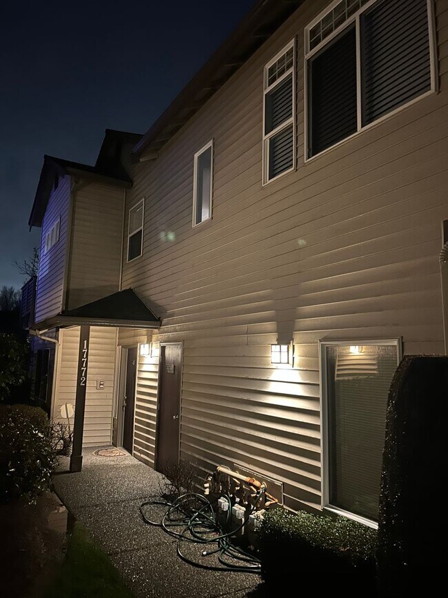 Building Photo - 3 Bed, 2 Bath Condo with in Cascade-Fairwood neighborhood of Renton, $2,865/month.