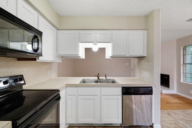 Building Photo - 2101 Matthews Ln