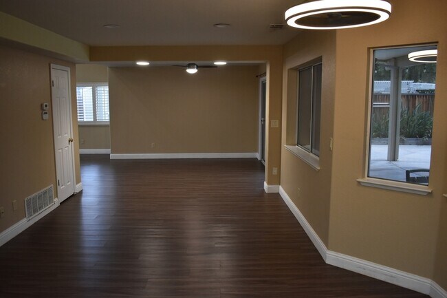 Building Photo - 924 Christy Ct