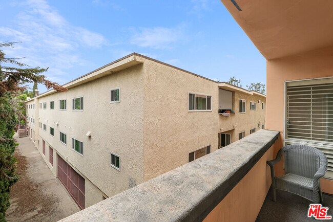 Building Photo - 5224 Zelzah Ave