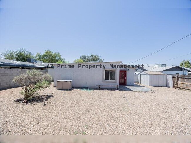 Building Photo - 1332 E Whitton Ave