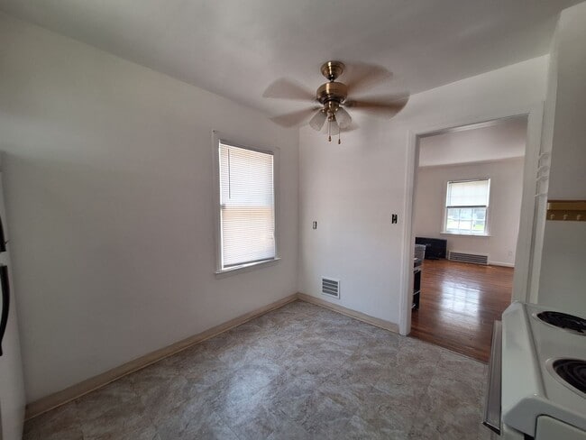 Building Photo - Charming 2 bedroom home in Harper Woods