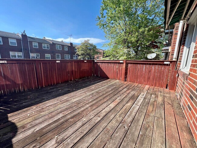 Building Photo - Stunning 3-Bedroom Townhome with Garage in Brookhaven! Available NOW!