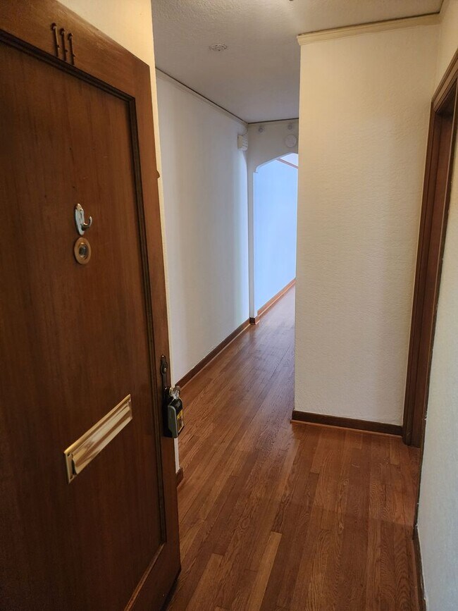 Building Photo - Queen's Court | A/C + Den | Renovated Kitc...
