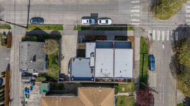 Building Photo - Stunning Modern Air-Conditioned in Coveted...