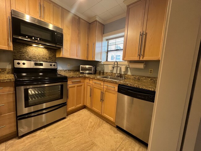 Building Photo - New Pricing! Charming Studio in Highly Des...