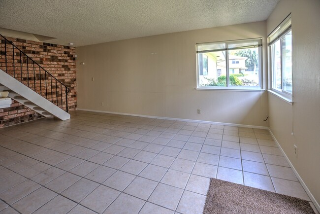 Building Photo - Move in ready