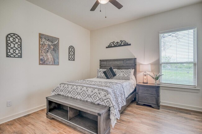 Building Photo - 302 Parallel Cir
