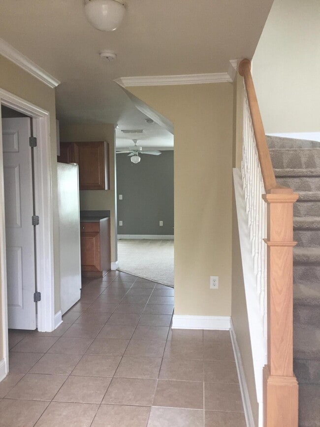 Building Photo - 734 Majestic Dr