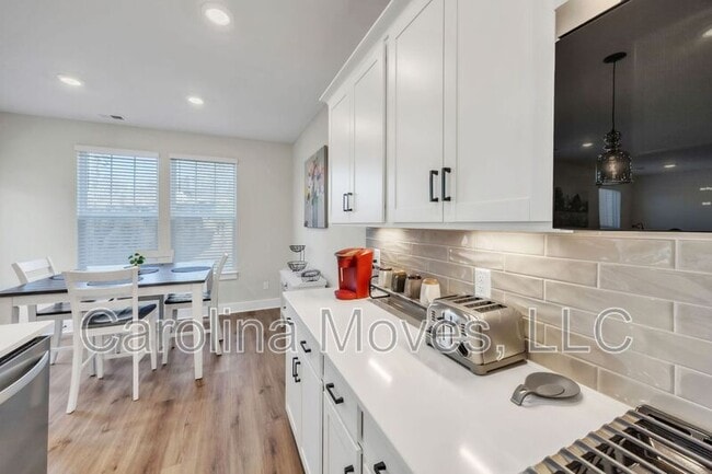 Building Photo - 860 Pleasant Fls Dr