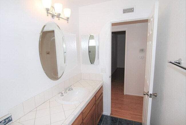 Building Photo - Beautiful 3-Bedroom Home with Pool, Spa & 3-Car Garage in Orange