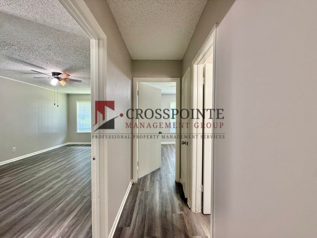 Building Photo - 2 Bedroom 1.5 Bathroom Triplex in Tyler!