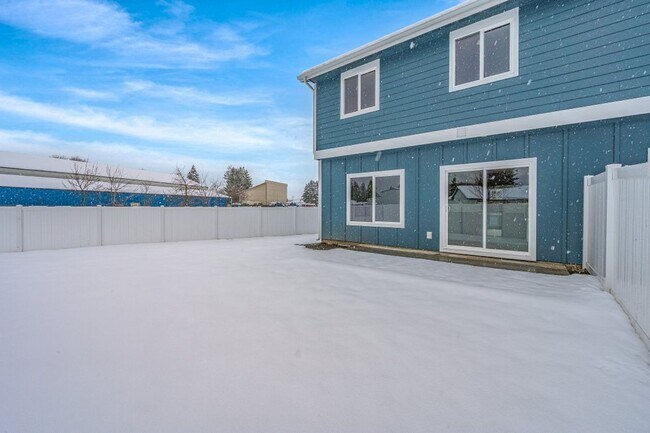 Building Photo - Brand New 3 bed 2.5 townhome