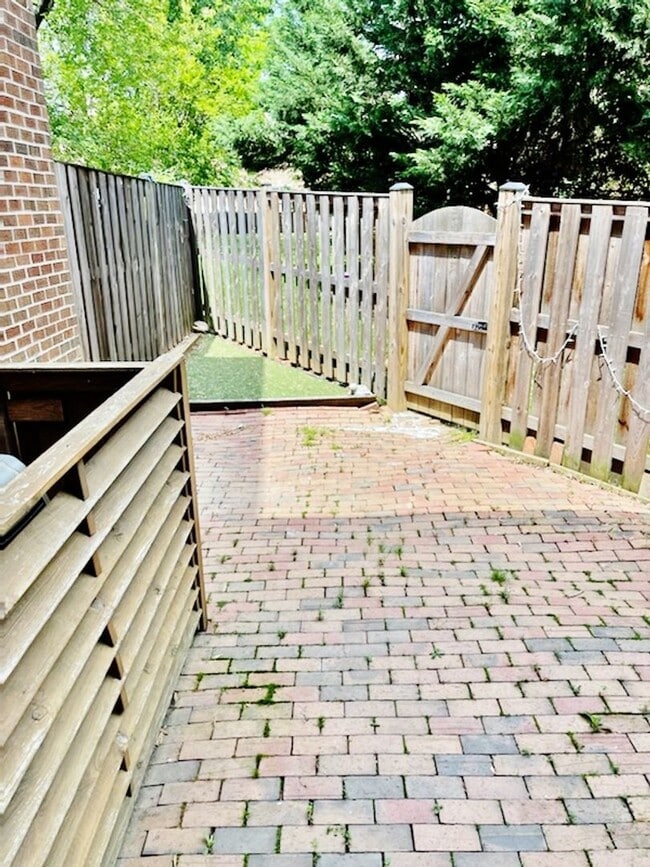 Building Photo - Updated, all brick 3 level townhouse pet friendly townhouse for rent!