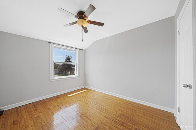 Building Photo - 136 Webb St