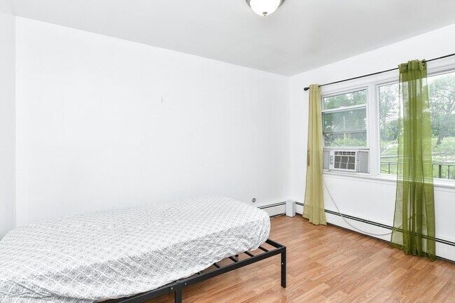 Building Photo - 207 Manhattan Ave