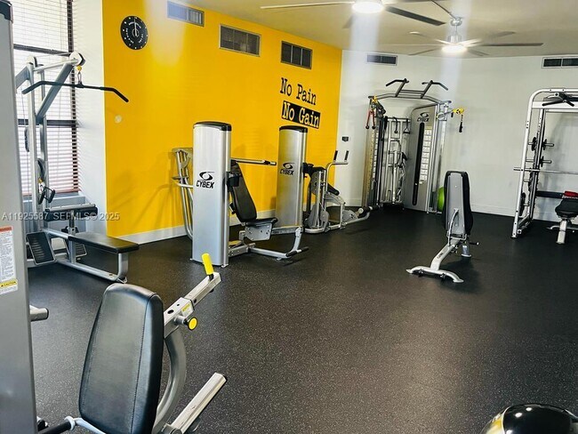 Building Photo - 1000 Parkview Dr