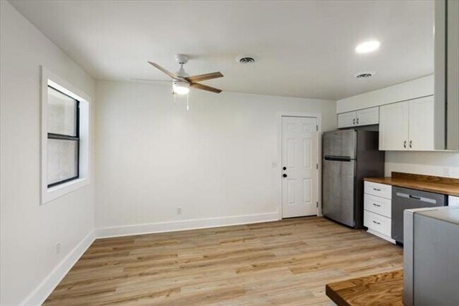 Building Photo - 3 Bedroom, 1.5 Bath Beauty!