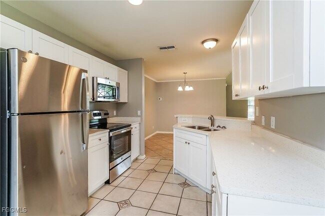 Building Photo - 525 SW 23rd Terrace