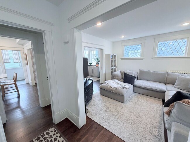 Building Photo - Gorgeous 3 Bedroom with Modern Upgrades!!