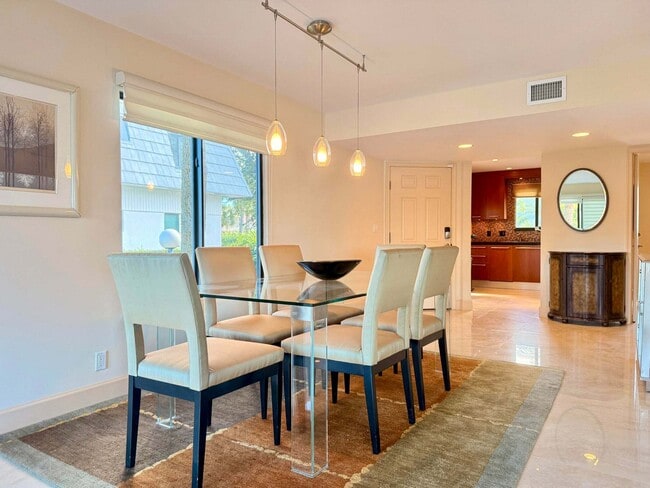 Building Photo - 1005 Russell Dr