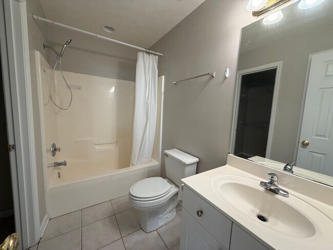 Building Photo - 1477 N Donahue Dr